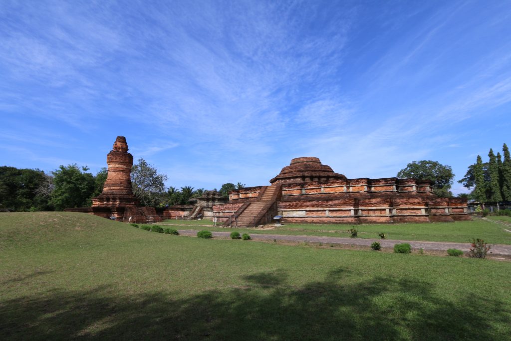 Tampak dari jauh Candi Muara Takus (sumber foto : https://disparbud.kamparkab.go.id/, redaksi )