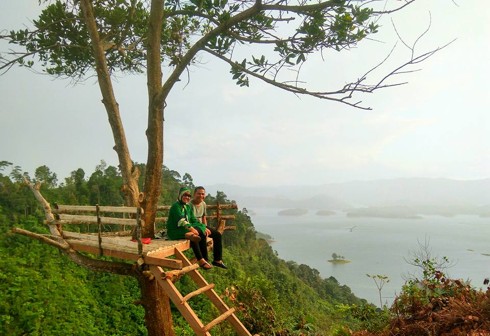 Wisata Kampar : Puncak Mahligai ( sumber foto : https://riausky.com/news/detail/18634/tak-hanya-ulo-kasok,-puncak-mahligai-indah-ini-juga-tawarkan-pemandangan-yang-aduhai.html)