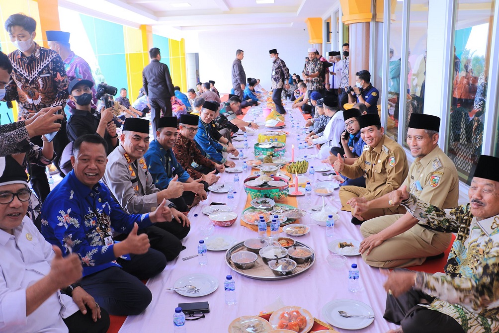 Makan Bejambau sebagai Tradisi Khas Masyarakat Kampar (Sumber Foto : PekanbaruKini.com)