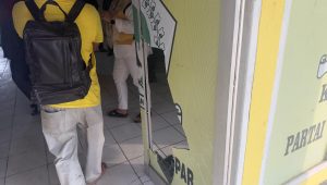 Pintu Kaca Kantor Golkar Yang Pecah Saat Aksi